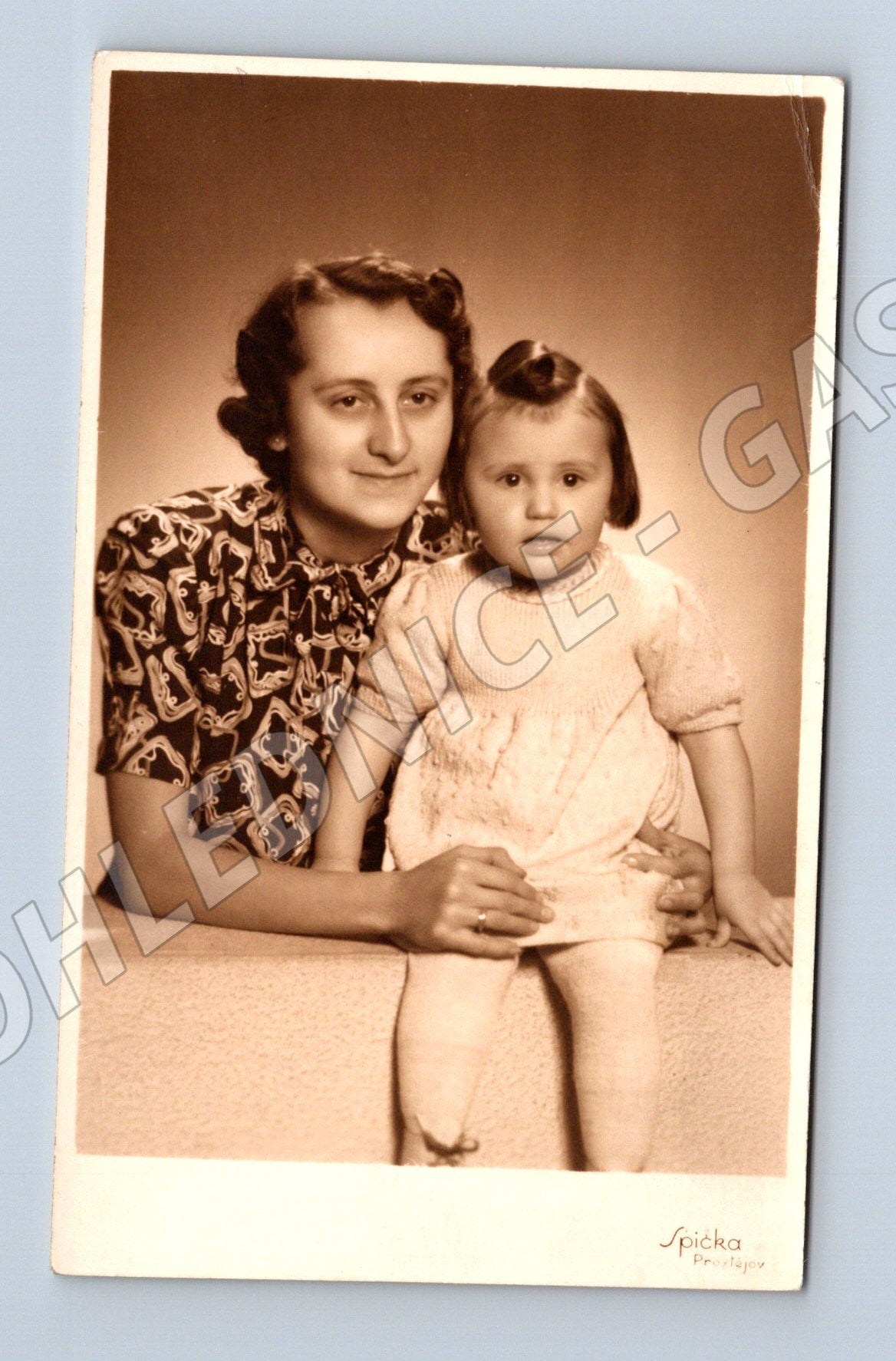 Stará fotografie Prostějov matka a dítě ateliér Špička (P3776)
