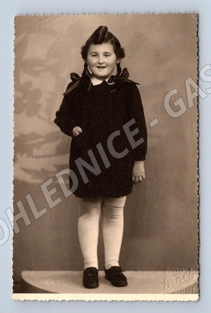 Stará fotografie mladá dívka s copánky 1948 (P3784)