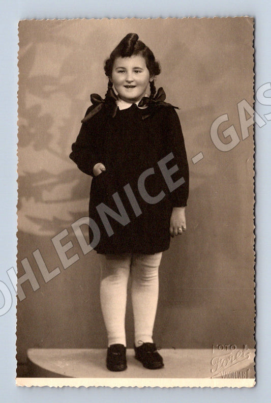 Stará fotografie mladá dívka s copánky 1948 (P3784)