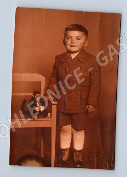 Stará fotografie chlapec s hračkou opice (P3786)