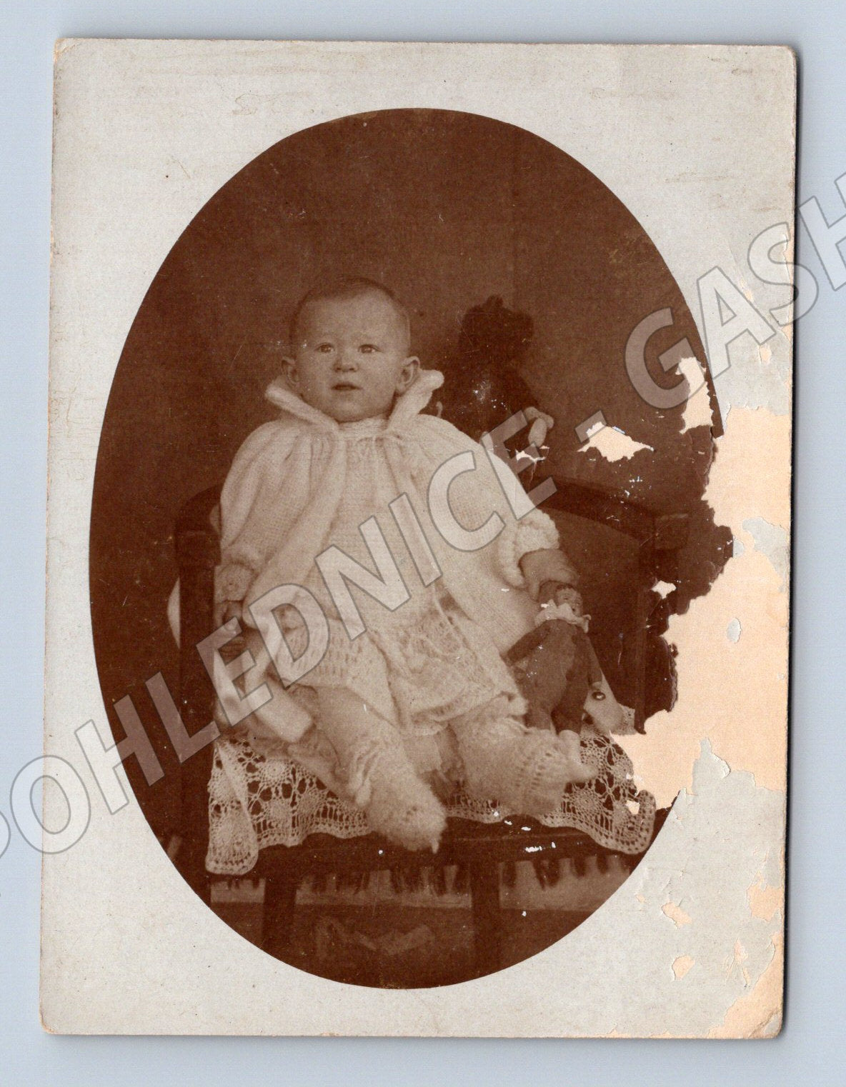 Stará fotografie miminko v oválném rámečku (P3787)