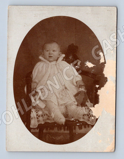 Stará fotografie miminko v oválném rámečku (P3787)