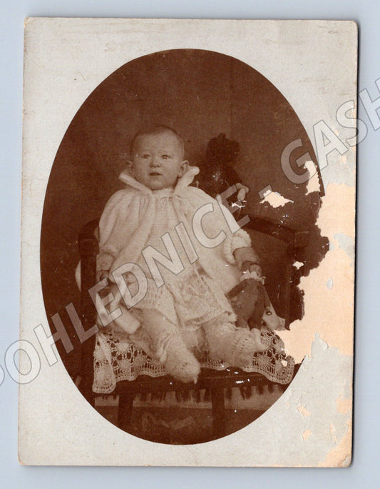 Stará fotografie miminko v oválném rámečku (P3787)
