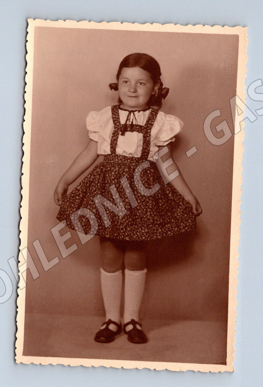Pohlednice Vysoká holčička v šatech (P3788)