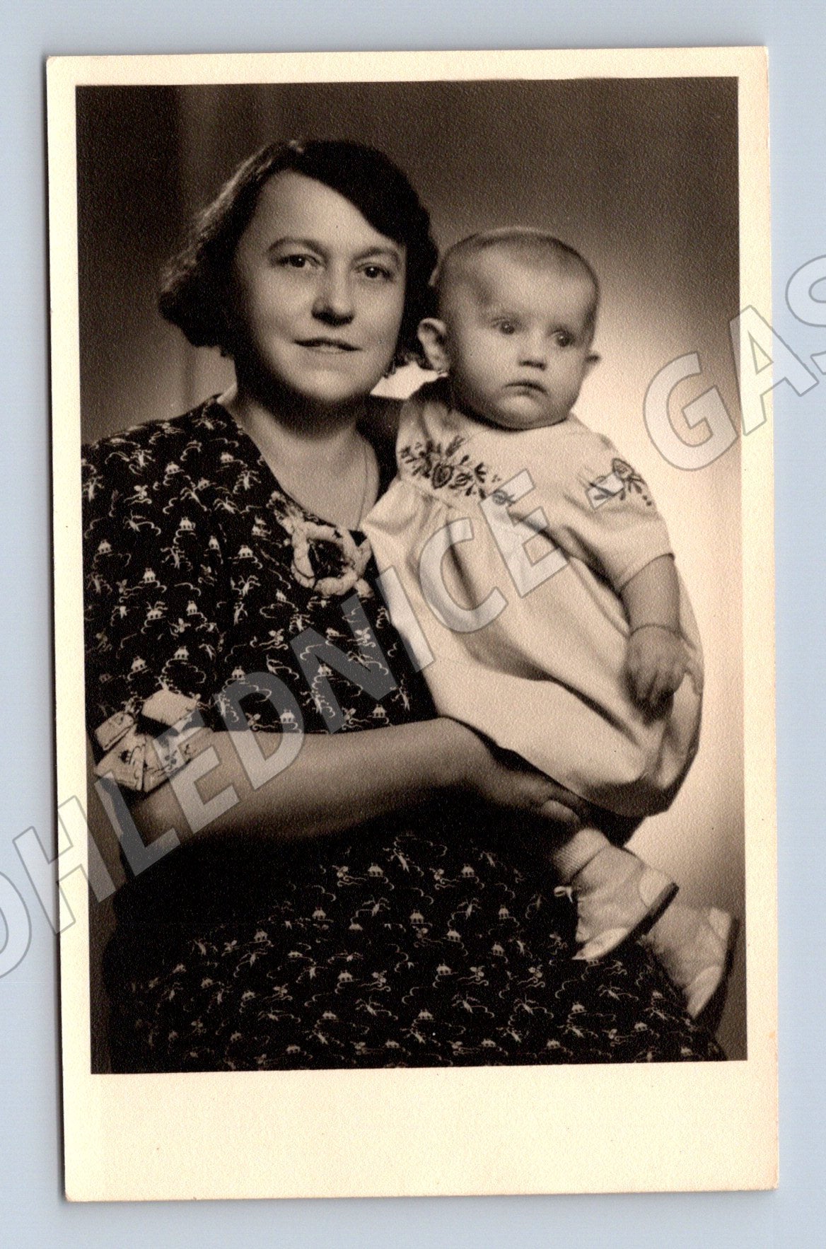Stará fotografie žena s dítětem (P3790)