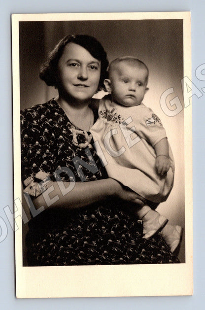 Stará fotografie žena s dítětem (P3790)