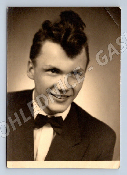 Stará fotografie mladý muž v obleku s motýlkem (P3796)