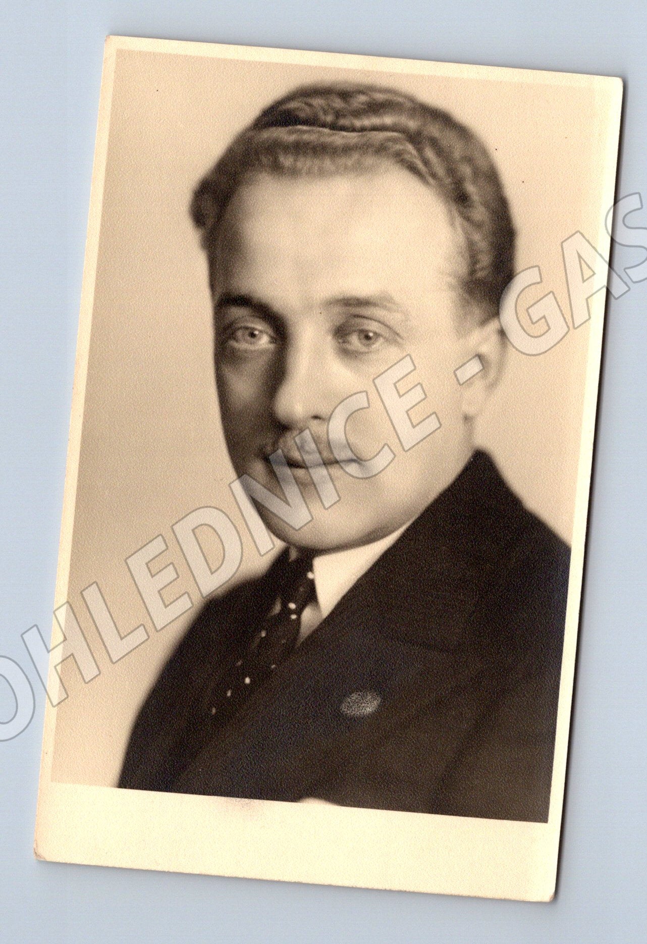 Pohlednice portrét mladého muže (P3797)