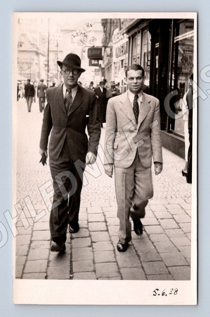 Pohlednice Dva muži v oblecích na ulici 1938 (P3801)