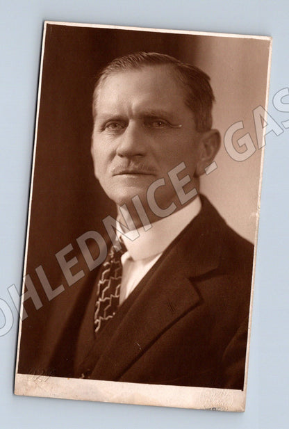 Pohlednice portrét muže v obleku (P3808)