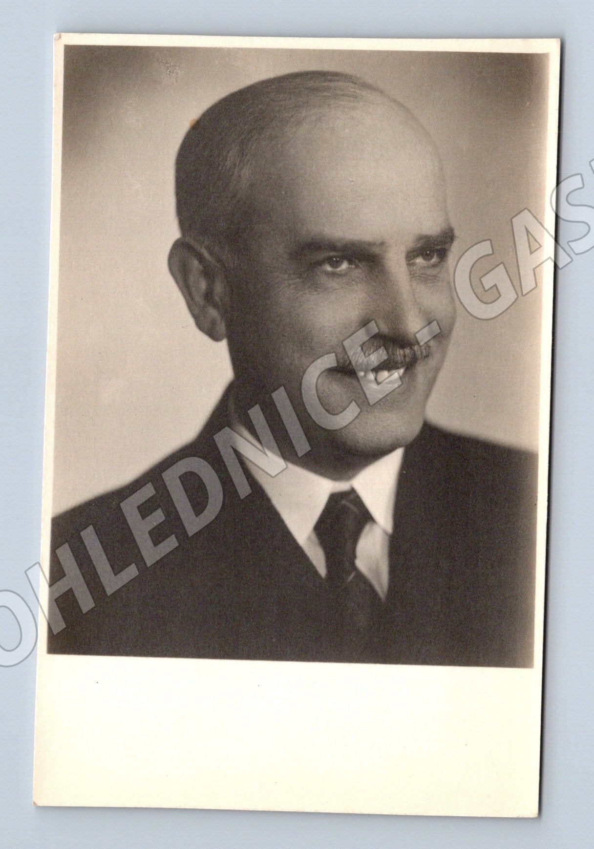Stará fotografie Plzeň usměvavý muž ateliér Malínová (P3810)
