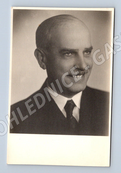 Stará fotografie Plzeň usměvavý muž ateliér Malínová (P3810)