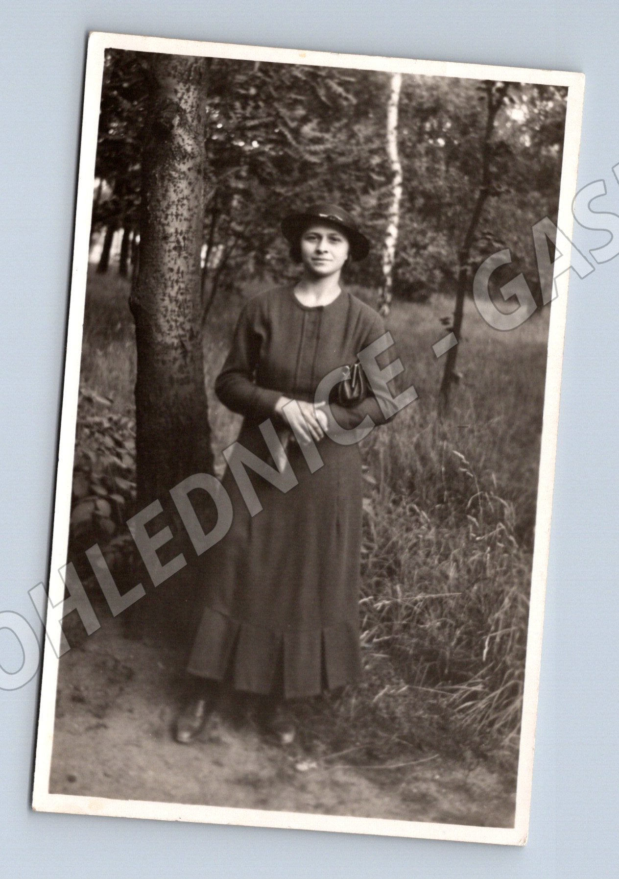 Stará fotografie Praha žena v přírodě ateliér K. Resch (P4046)