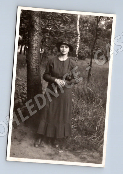 Stará fotografie Praha žena v přírodě ateliér K. Resch (P4046)