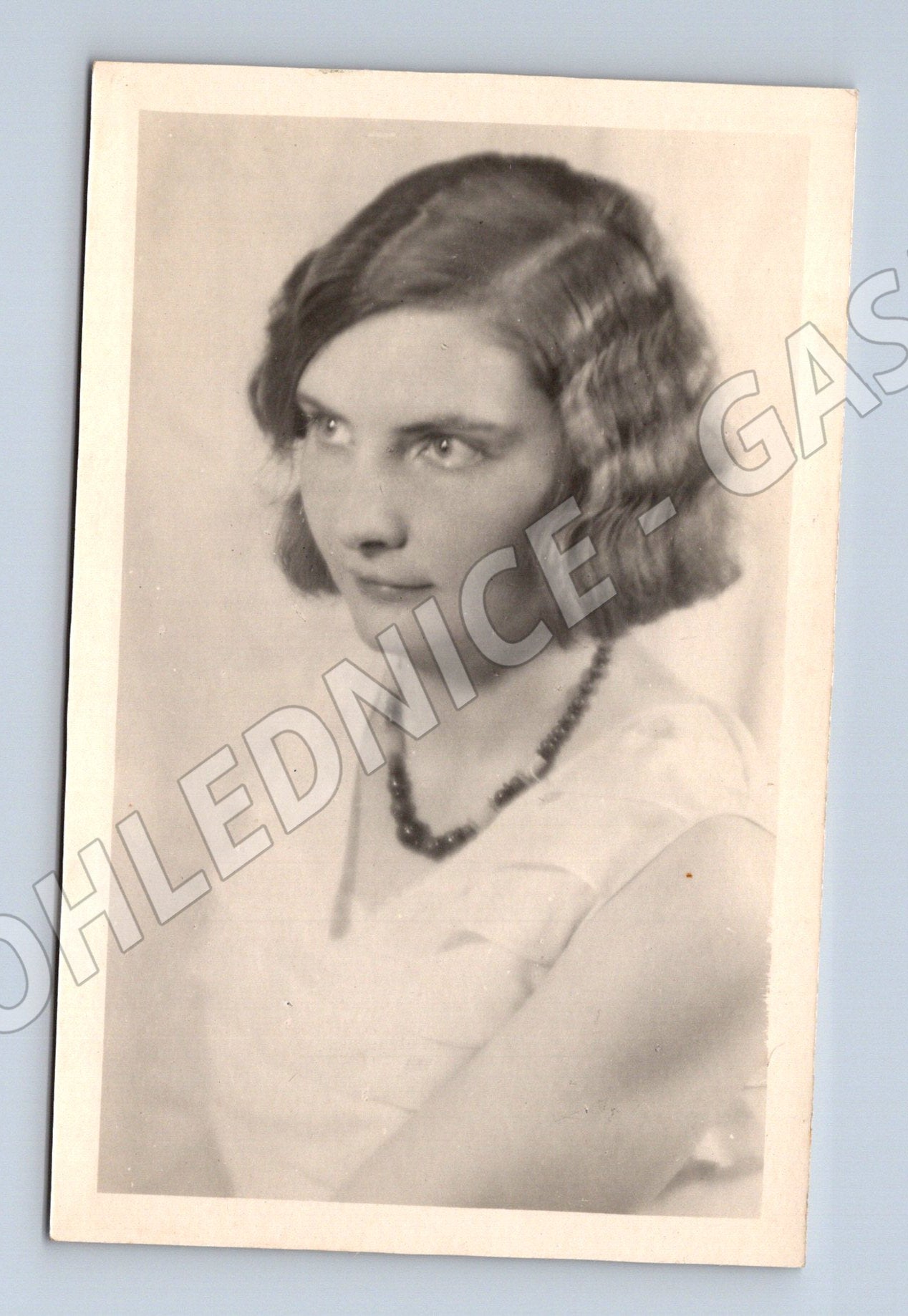 Stará fotografie žena ateliérový portrét (P4054)