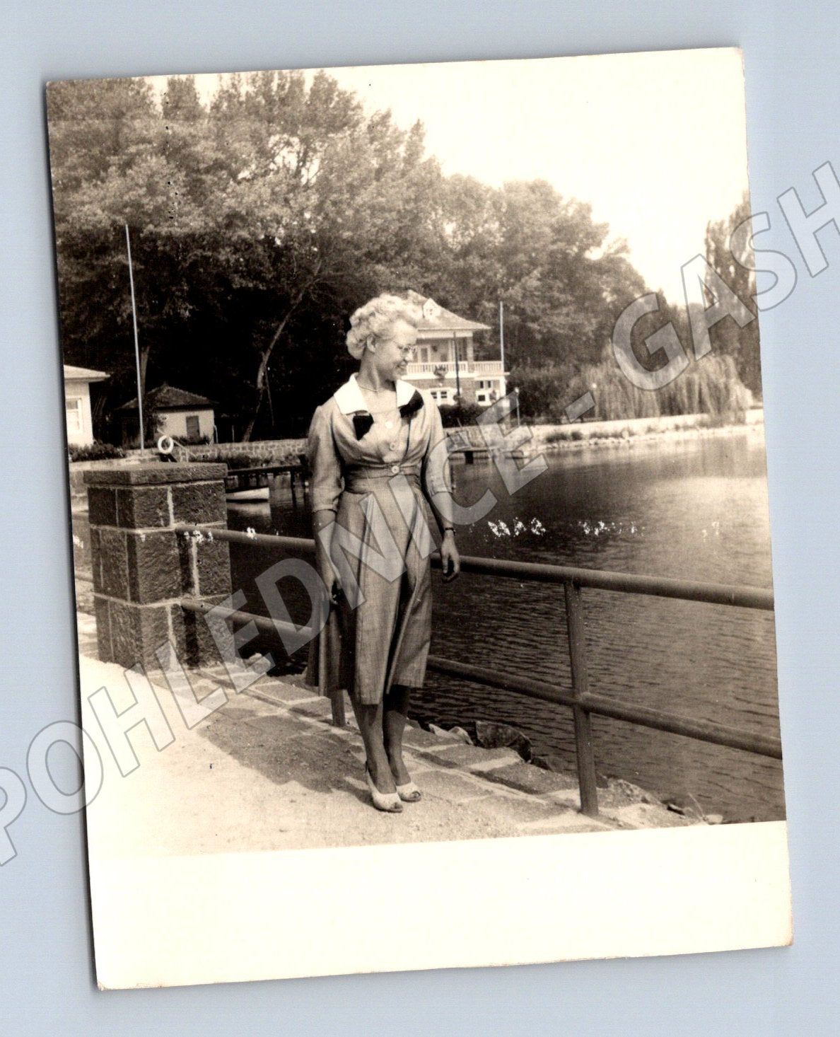 Stará fotografie žena u vody (P4059)