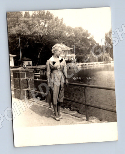 Stará fotografie žena u vody (P4059)