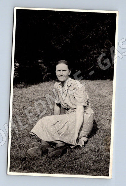 Stará fotografie žena v šatech na trávě 1942 (P4065)