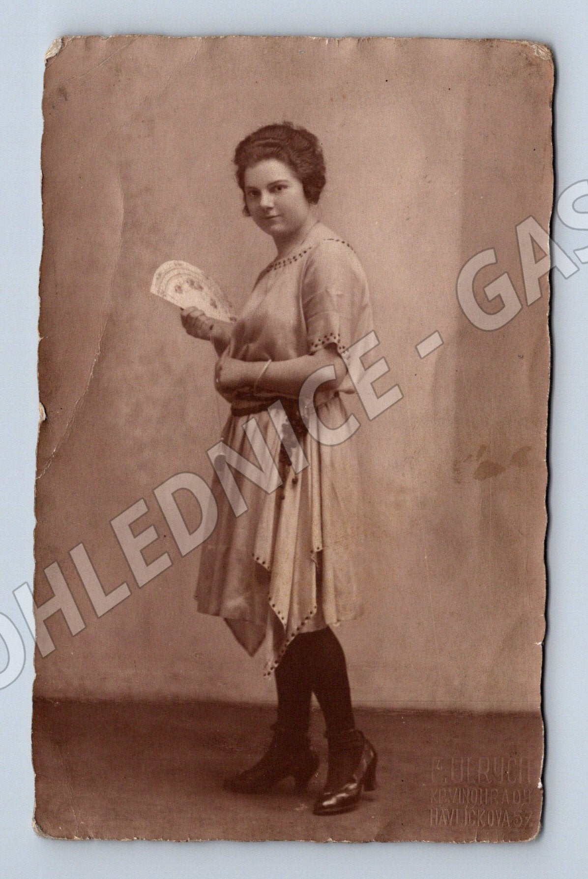 Pohlednice Hradec Králové žena s vějířem 1926 (P4066)