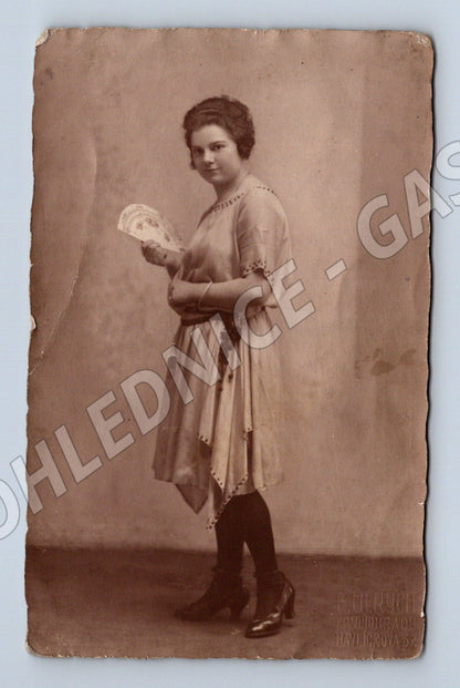 Pohlednice Hradec Králové žena s vějířem 1926 (P4066)