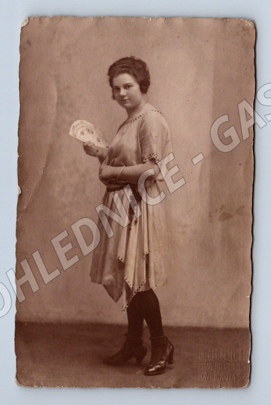 Pohlednice Hradec Králové žena s vějířem 1926 (P4066)