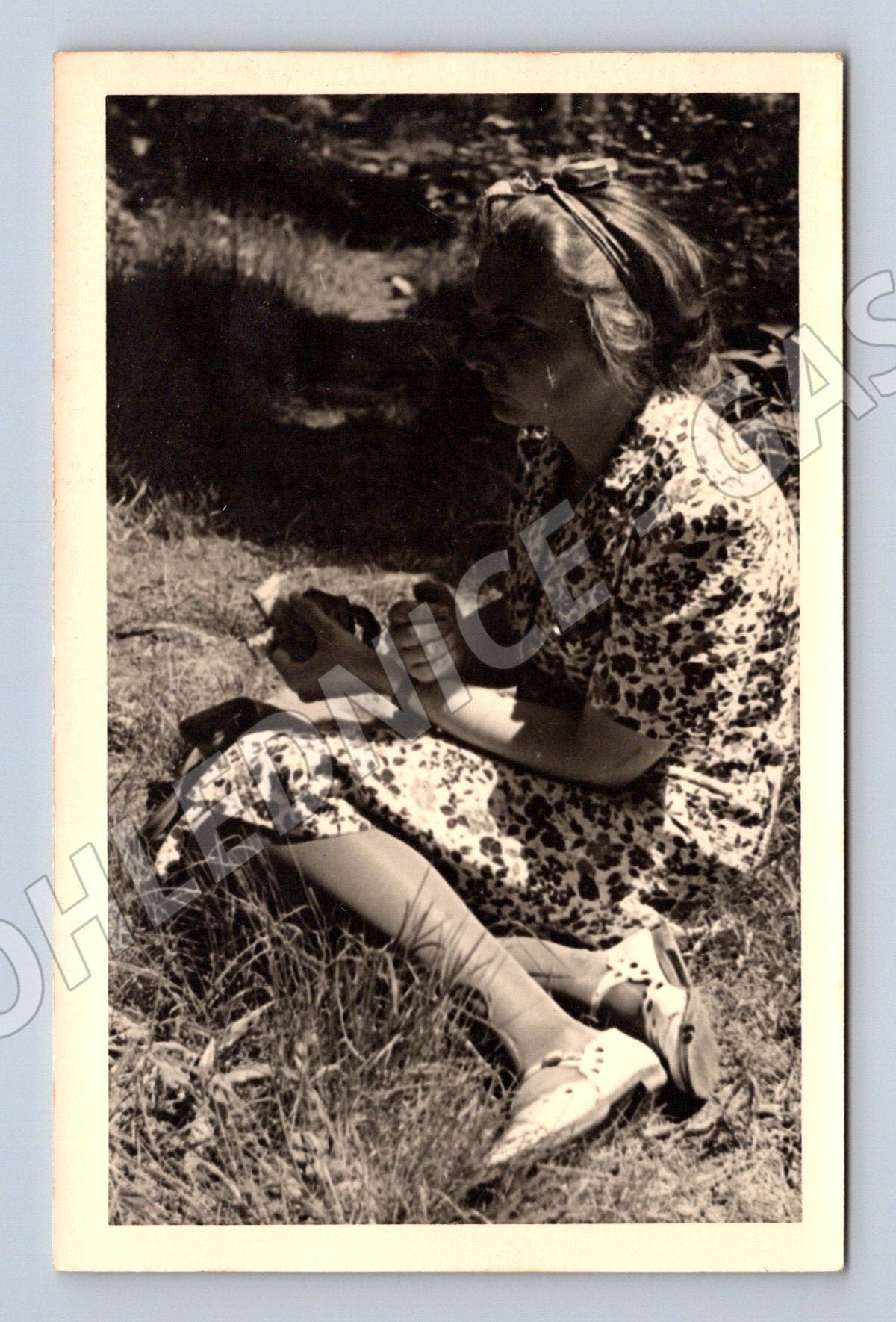 Pohlednice žena ležící v trávě (P4067)