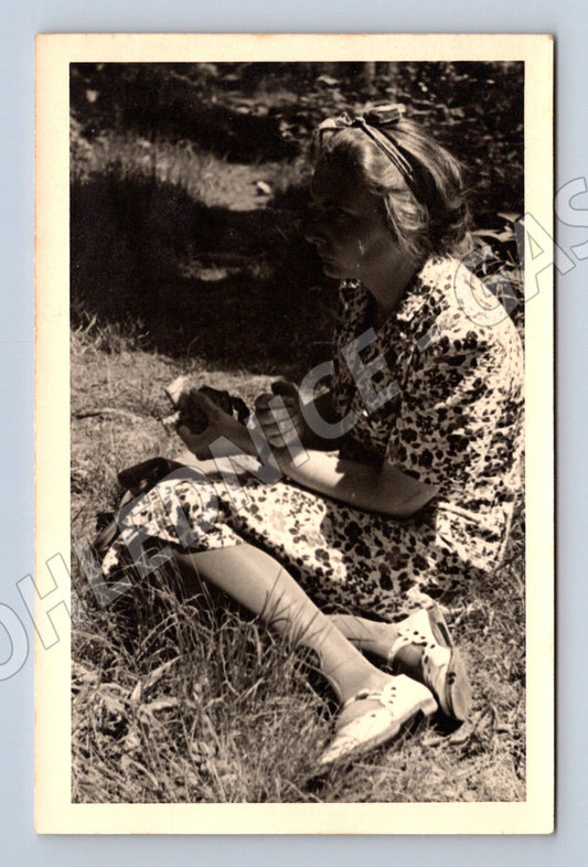 Pohlednice žena ležící v trávě (P4067)