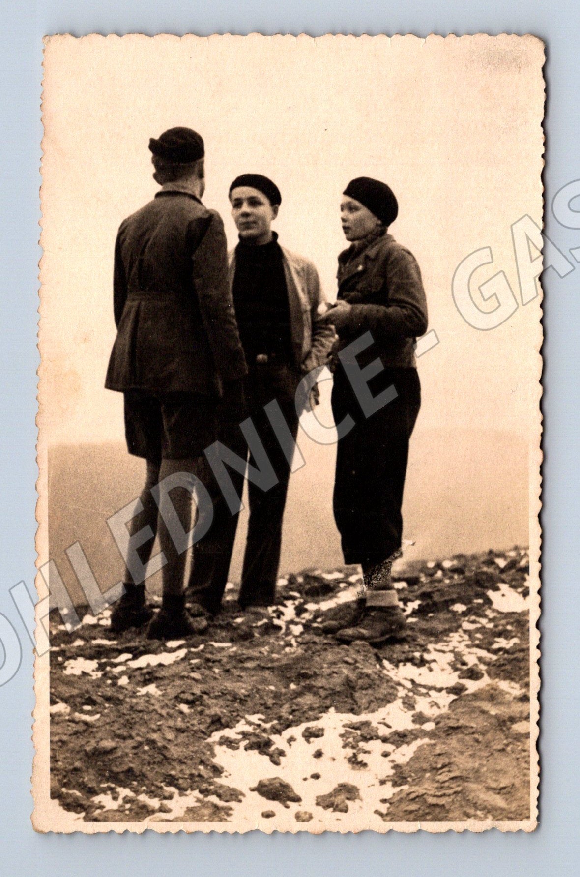 Pohlednice Tři muži v zimní krajině (P4077)