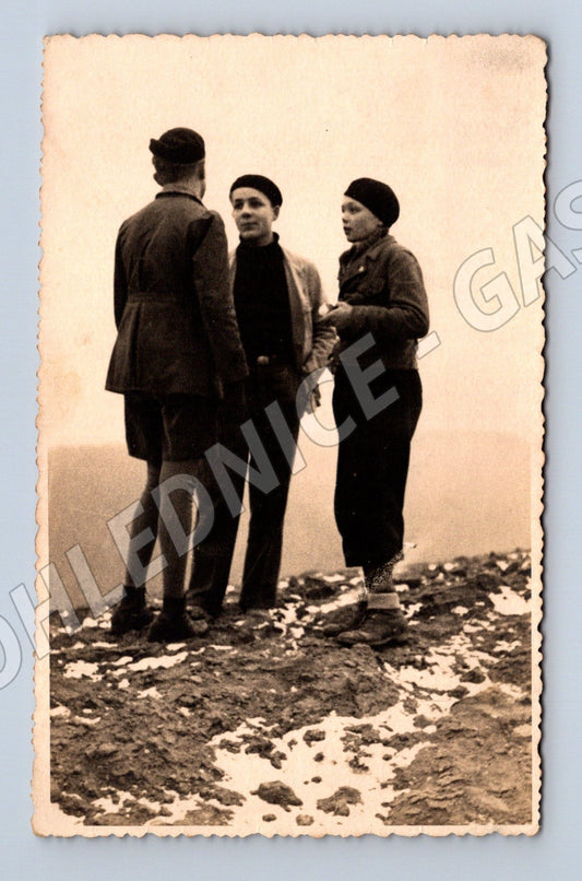 Pohlednice Tři muži v zimní krajině (P4077)