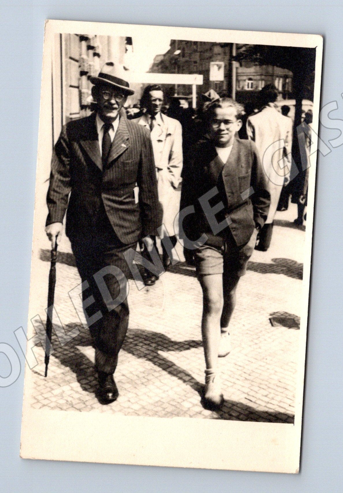 Stará fotografie skupina lidí s mužem s deštníkem (P4079)