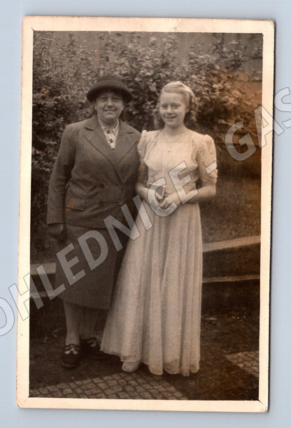 Stará fotografie dvě ženy v elegantním oblečení (P4082)