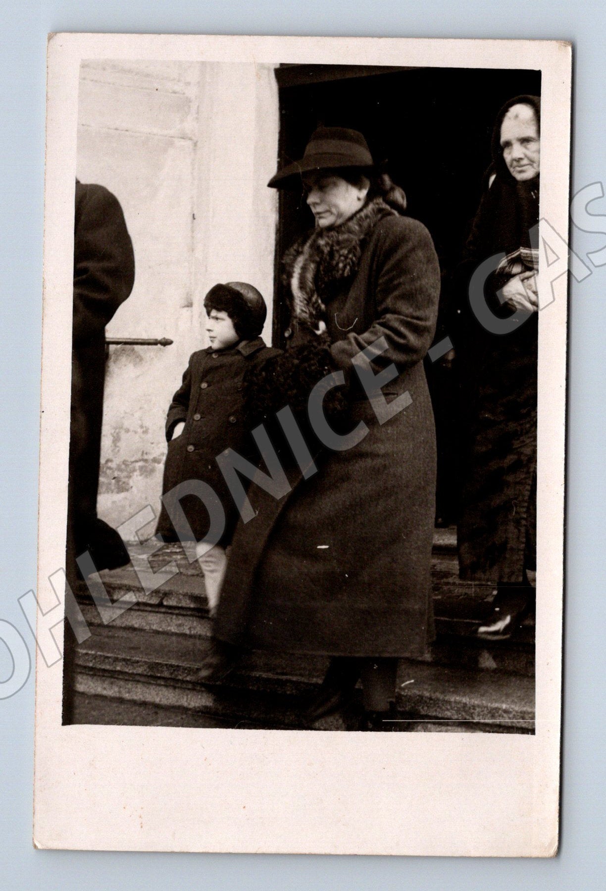 Stará fotografie Praha skupina lidí venku (P4083)