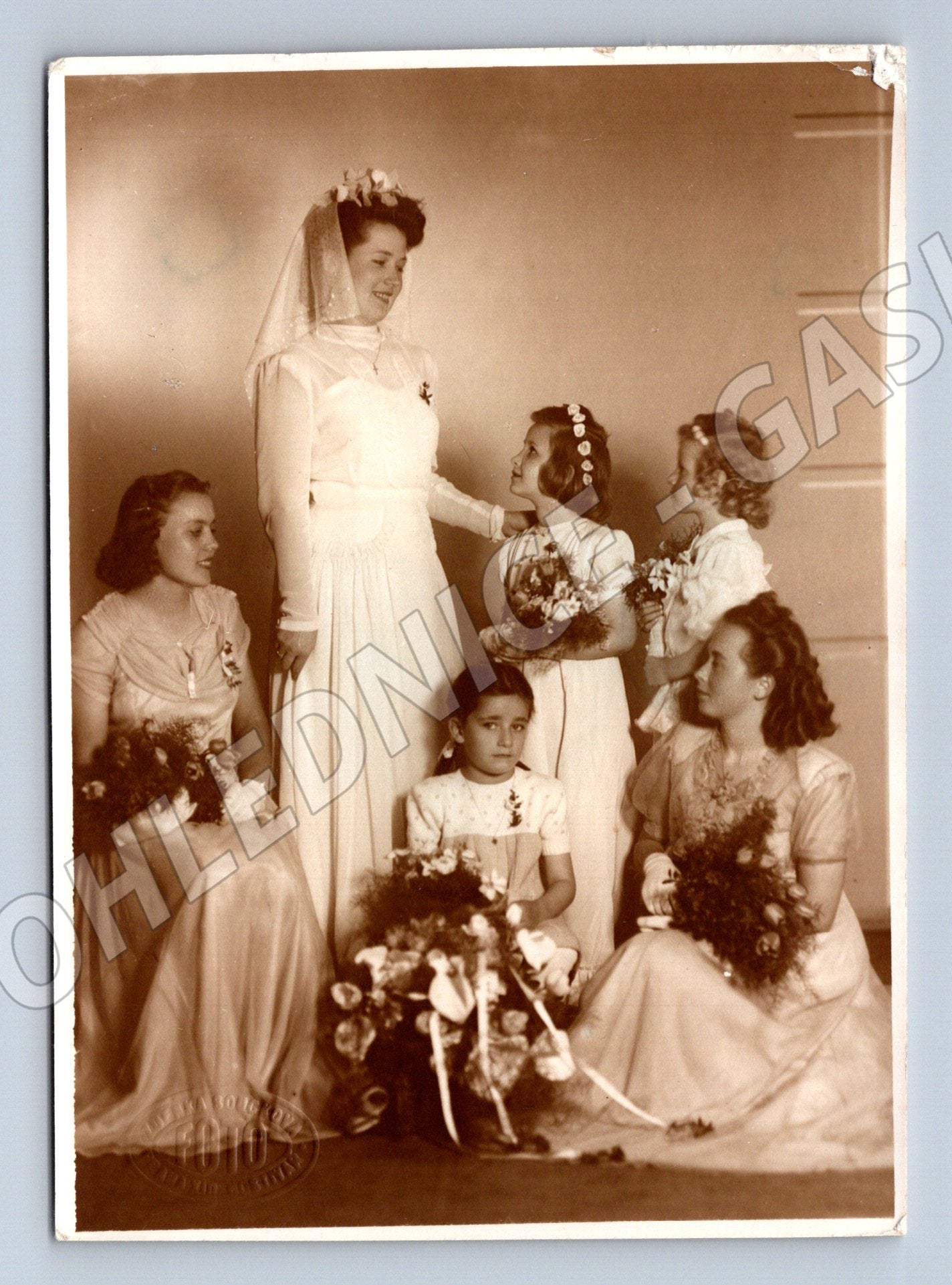 Stará fotografie skupina žen a dívka s květinami (P4087)