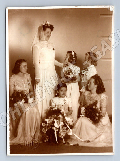 Stará fotografie skupina žen a dívka s květinami (P4087)
