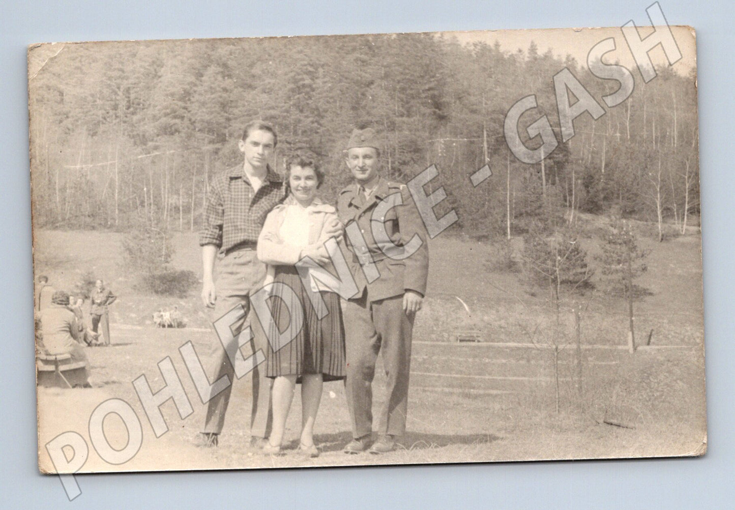 Stará fotografie tři osoby jedna v uniformě venku (P4109)