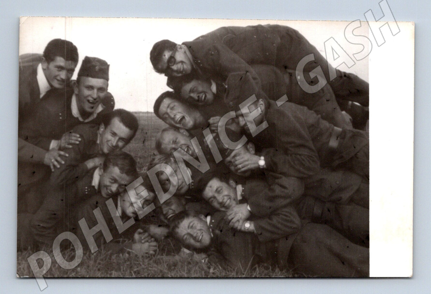 Stará fotografie skupina vojáků se směje na trávě (P4114)
