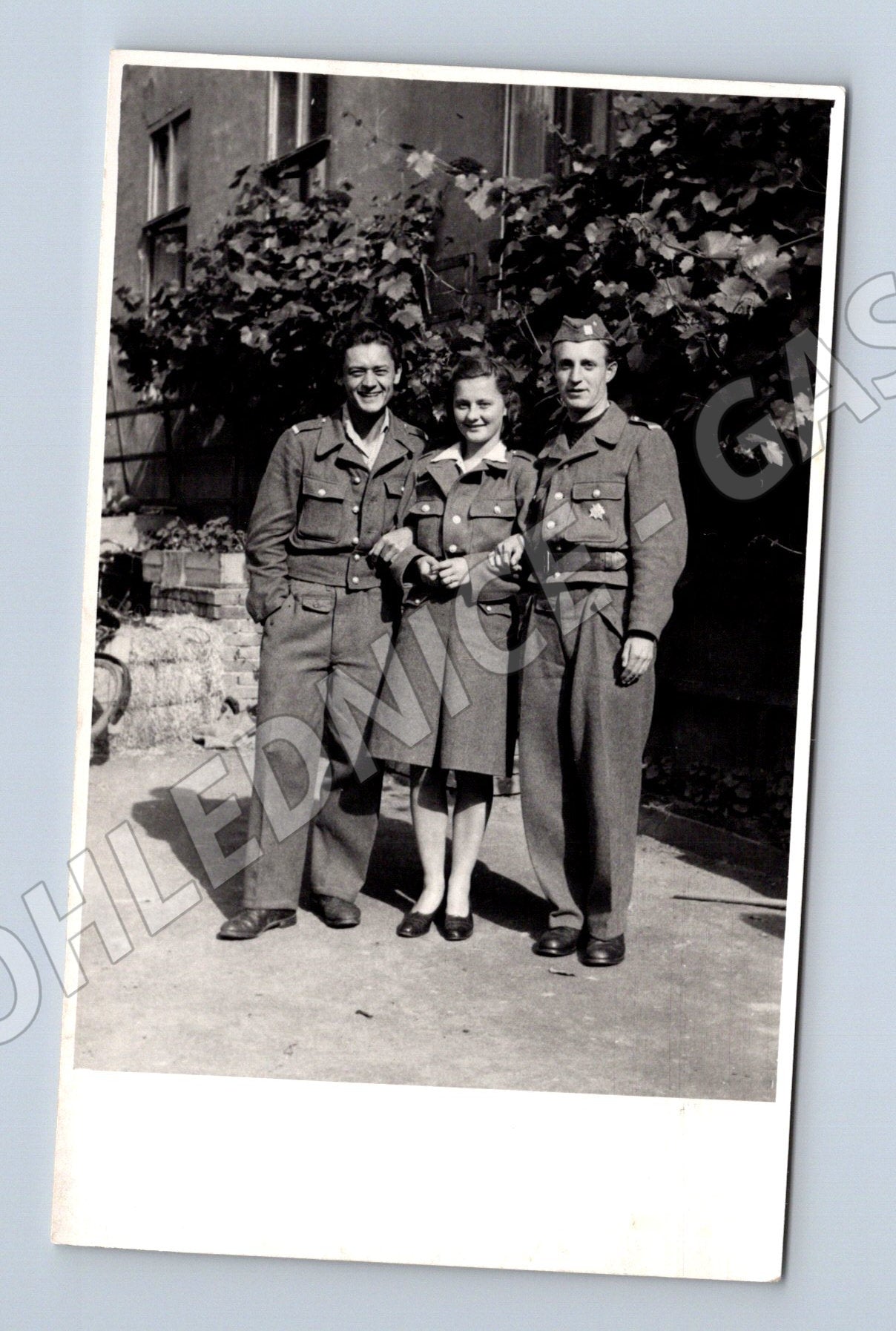 Pohlednice skupina lidí v uniformách (P4115)