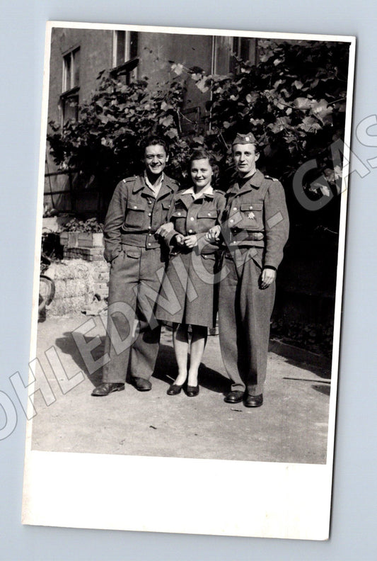 Pohlednice skupina lidí v uniformách (P4115)