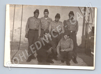 Stará fotografie skupina vojáků v uniformách (P4117)