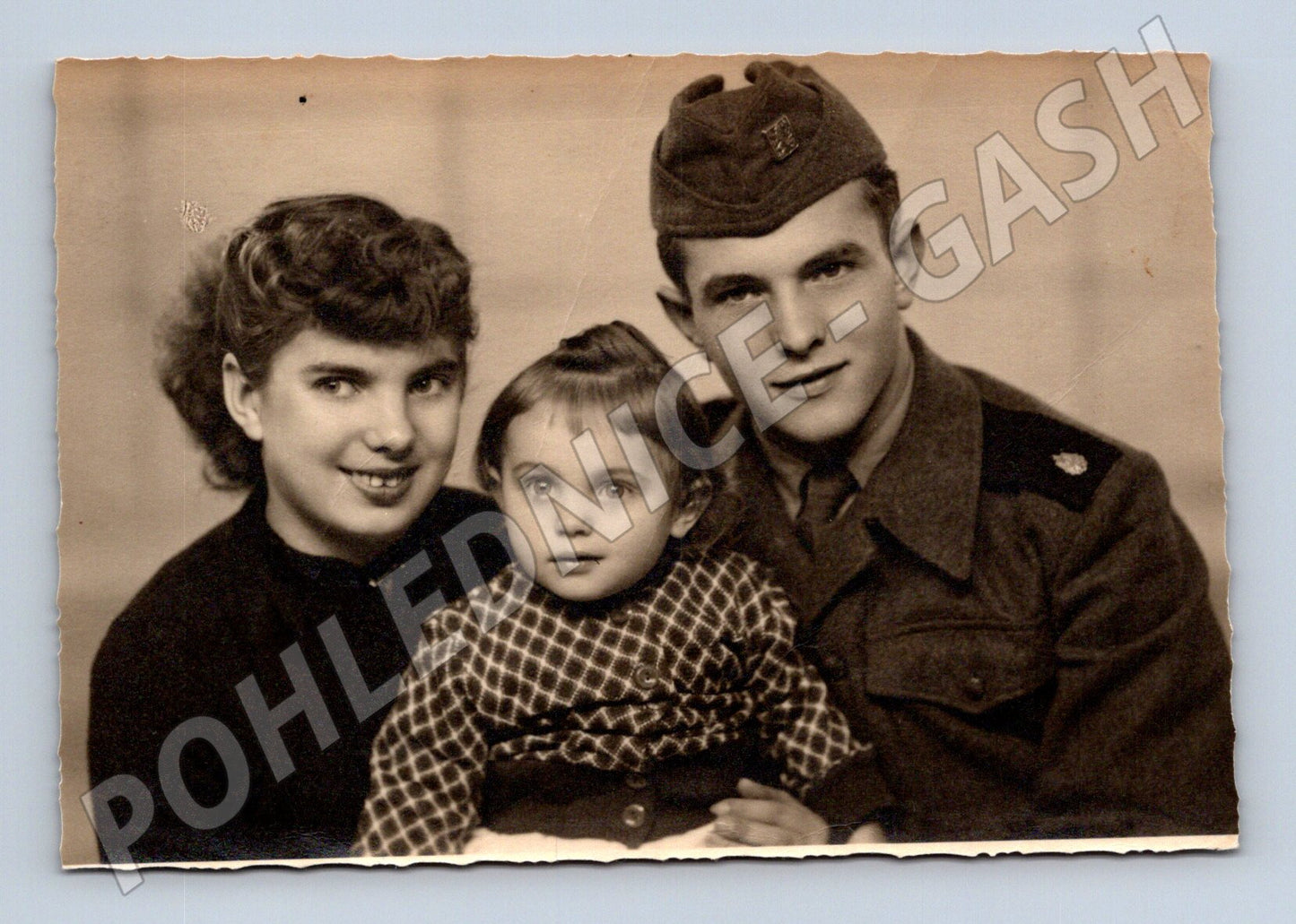Stará fotografie rodinný portrét muž v uniformě (P4119)