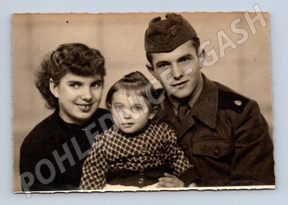 Stará fotografie rodinný portrét muž v uniformě (P4119)