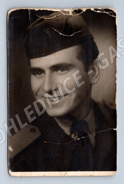 Stará fotografie Jarovce usmívající se muž v uniformě 1958 (P4125)
