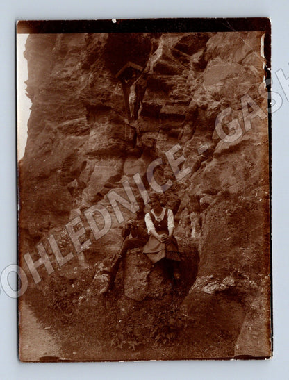 Stará fotografie muž u skalní stěny (P4126)