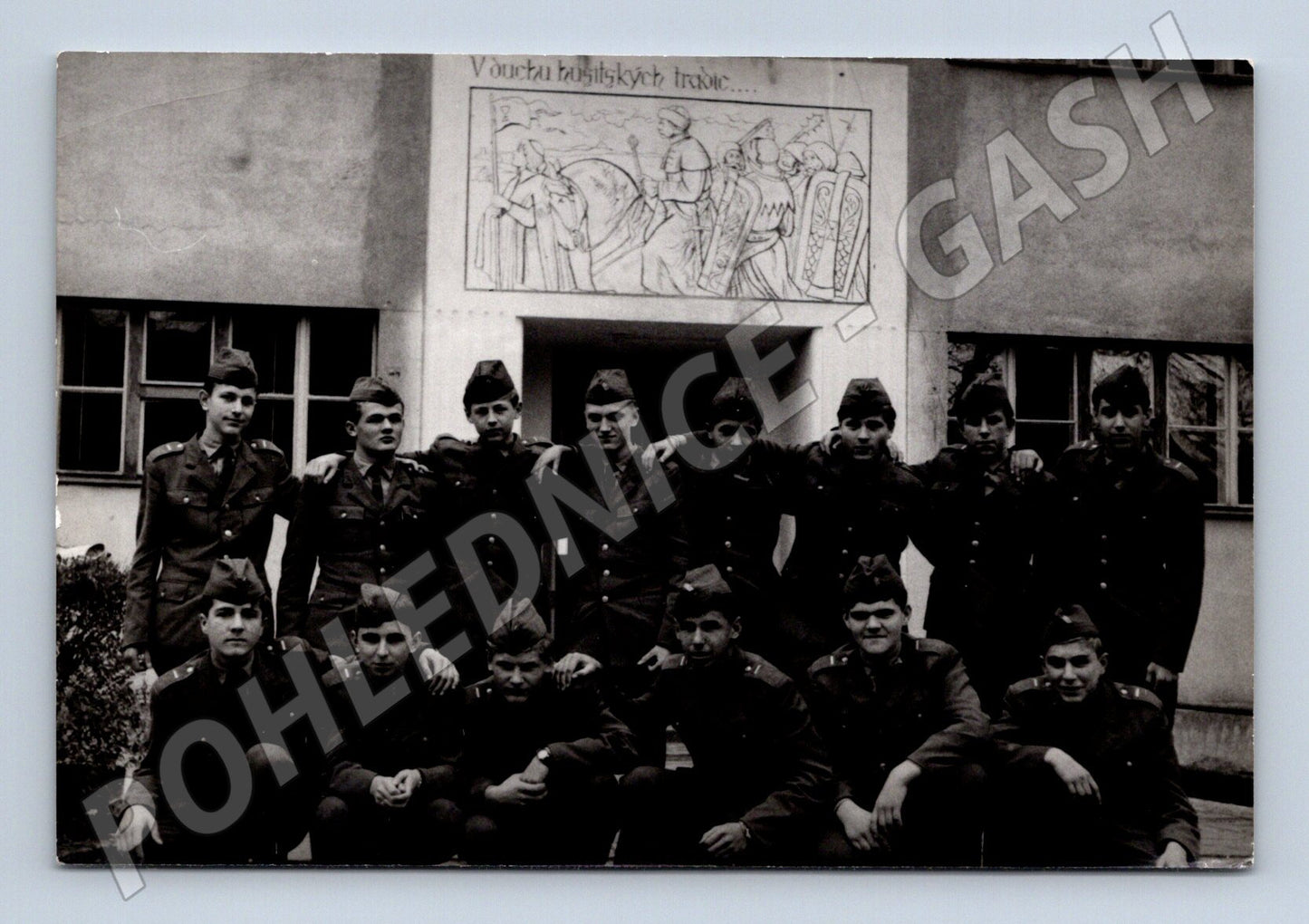 Stará fotografie skupina mladých mužů v uniformách (P4127)