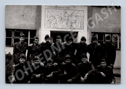 Stará fotografie skupina mladých mužů v uniformách (P4127)