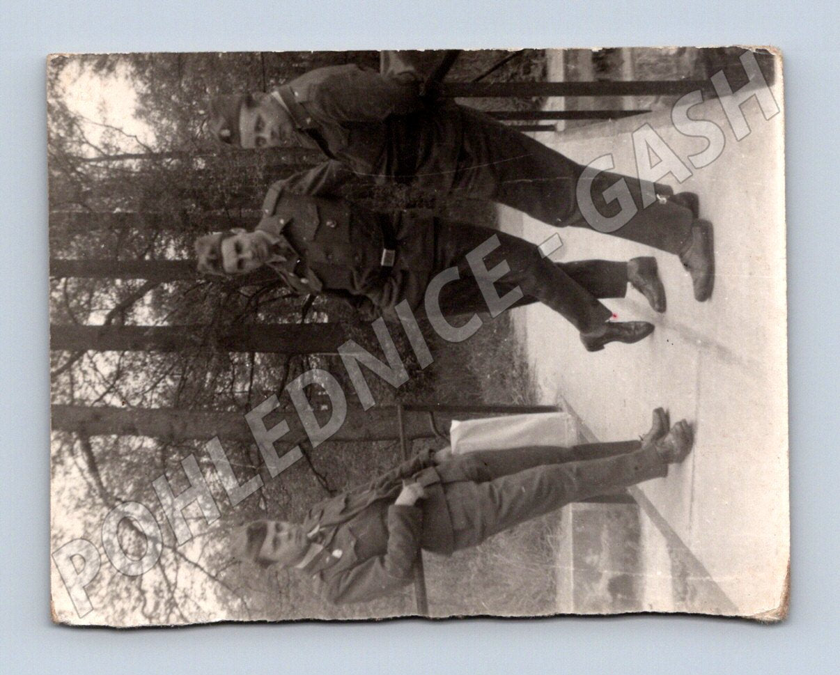 Stará fotografie tři muži v uniformách venku (P4129)