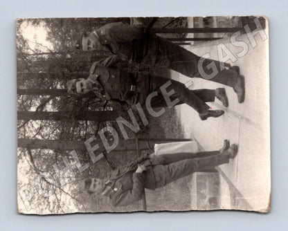 Stará fotografie tři muži v uniformách venku (P4129)