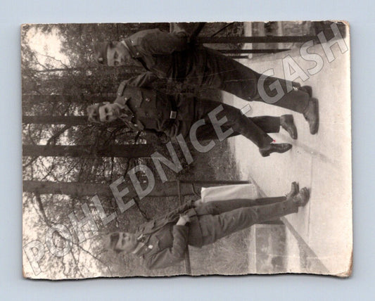 Stará fotografie tři muži v uniformách venku (P4129)