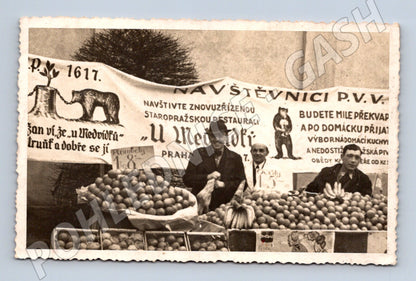 Stará fotografie Praha prodej ovoce U Medvidku (P4240)
