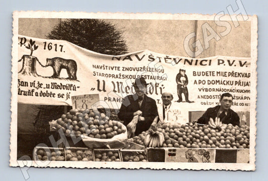 Stará fotografie Praha prodej ovoce U Medvidku (P4240)
